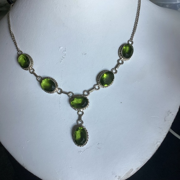 18” Romantic Y Necklace In Green Modern to Medieval - Picture 3 of 8